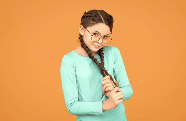 Cuida dos teus olhos. beleza nos óculos. felicidade infantil. criança sorrindo usar óculos por causa da má visão. cabelo trançado em tranças. menina adolescente feliz com penteado elegante. garoto de aparência inteligente — Fotografia de Stock