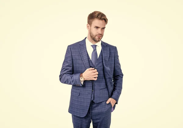 Homem de negócios usa terno de três peças da marinha em estilo de moda formal isolado em branco, homem de negócios — Fotografia de Stock