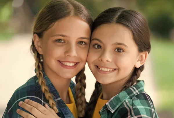 Chicas felices sonríen con mirada linda usando pelo largo en trenzas verano al aire libre, belleza —  Fotos de Stock