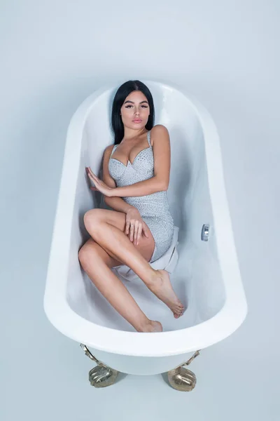 Mulher sexy com cabelos longos e maquiagem relaxar na banheira, luxo — Fotografia de Stock