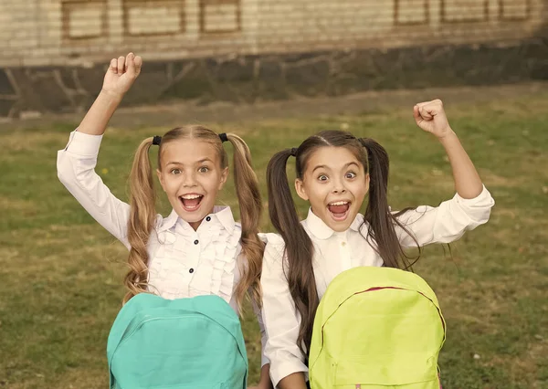 Lindos compañeros de clase chicas con mochilas, concepto de la infancia feliz — Foto de Stock