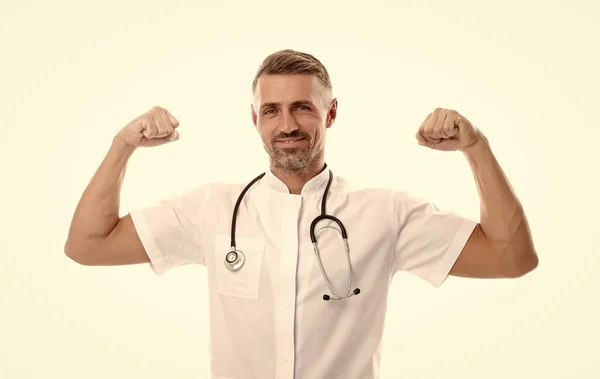 Terapeuta uomo maturo di successo con fonendoscopio in uniforme isolato su bianco felice di buoni risultati medici, assistenza sanitaria — Foto Stock