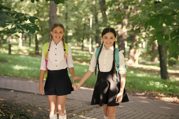 Utbildar små sinnen. Glada barn tillbaka till skolan. Skoluniform. Formellt mode. Utbildning och skolgång. Kunskapsdagen. Uppstart. 1 september. Att vårda framtiden — Stockfoto