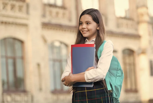 Fate i compiti e mantenete la posizione. Libri allegri per bambini. Club dei compiti. Attività doposcuola. Compiti a casa. Educazione a casa. Scuola e istruzione. Aiutami con i compiti. — Foto Stock