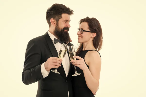 Verliefd stel. Een paar drinken champagne. liefdadigheid evenement voor toffs. Vier een speciale gelegenheid. zelfverzekerd en succesvol. Tuxedo man met baard en elegante vrouw. Gelukkige Valentijnsdag — Stockfoto