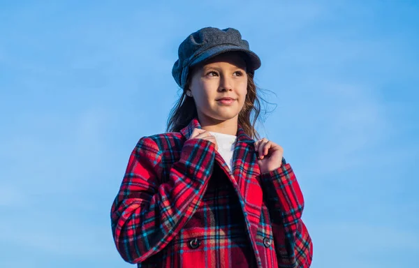Tini lány visel trendi kalap és kockás kabát néz messze az égen, gyerek divat — Stock Fotó