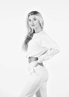 Fotoğraf için poz vermek. Spor salonunda antrenman kıyafeti giyeceksin. Atletik kızın moda portresi. Moda spor giyim sektöründe sporcu kız. Antrenman için spor giyin. Spor ve sağlıklı yaşam tarzı