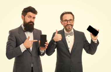 Mobil uygulama akıllı telefonu. İnternetten al ve sat. Çevrimiçi bankacılık hizmeti kavramı. Kullanışlı bir uygulama. Güncelleme indir. İş adamları online olarak modern teknolojiden faydalanıyor. İzleme çevrimiçi