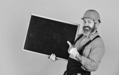 Mimari gösterim projesi. Profesyonel tamirci. Görsel taslak. Yakışıklı bir tamirci. Fiyat listesi. Onarım şirketi hizmetleri. Sakallı adam tamirci. Tamirci karatahta kopyalama alanını tut