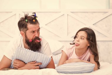 İyi eğlenceler. Çocuk tarzı baba saçı. Mutlu aile günleri. Babalar Günü tatilini kutlamak. Hafta sonları birlikte vakit geçiririz. Kuaför salonu. Berber dükkanında saç stili. Baba ve kızı eğleniyor.