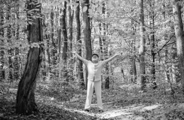 Özgürlük arzusu. Yaşlı adam doğada özgürlüğün tadını çıkarıyor. Mutlu emekli ahşap kollarını açtı. Boş zaman ve yaşam tarzı. Özgürlük kavramı. Neşe ve ilham. Gerçek özgürlük. Bütün güzel şeyler vahşi ve özgürdür.