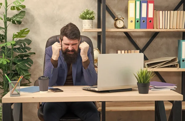 Hysterisk nervös ingenjör i kostym skriker av negativa känslor vid skrivbordet, hysteriska — Stockfoto