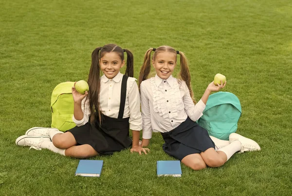 School vrienden ontspannen na de lessen op het schoolplein, lunch tijd concept — Stockfoto