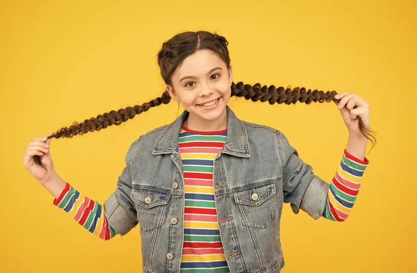 Joyeux petite fille avec des tresses portent des vêtements en denim, concept de vêtements pour enfants — Photo