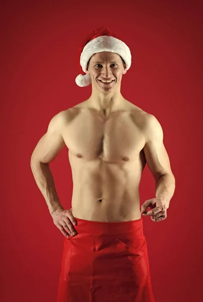 Je staat op de Kerstman lijst. Een gelukkige man met een fit bovenlijf. Atletische Kerstman met zes rugzakken. Kerstavond. Gelukkig nieuwjaar. Wintervakantie. Groeten van het seizoen — Stockfoto
