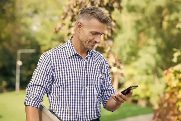 Uomo d'affari in camicia lettura messaggio su smartphone, business agile — Foto Stock