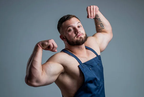 Gars athlétique avec des muscles forts dans le tablier chef montrent biceps, la puissance masculine — Photo