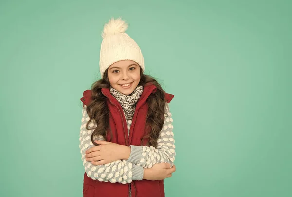 Criança alegre na roupa de inverno quente de cachecol de chapéu tricotado e suéter em férias de Ano Novo, estação de inverno — Fotografia de Stock