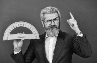 Kişisel ders. Matematik ve insan konsepti. Matematiğin en sevdiği konu. Erkek öğretmen matematik kuralı aracı kullanır. Kara tahtada sakallı öğretmen. Açıları öğretiyorum. Daha iyi bir gelecek için matematik