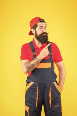 Sakallı olgun bir işçi üniforması giyer, duyuru yapar.