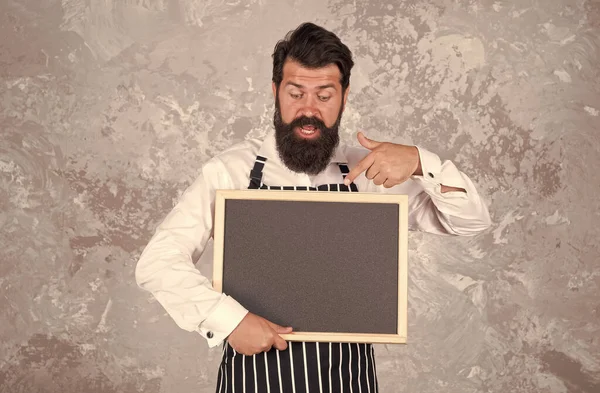 Άνθρωπος όμορφος hipster καφέ barista με μαυροπίνακα αντίγραφο χώρου, λίστα των γευμάτων έννοια — Φωτογραφία Αρχείου