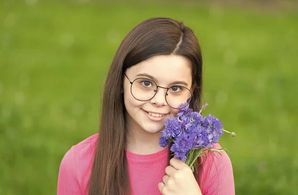 Little girl wear vintage rim eyeglasses green lawn background, summer vacation concept — Stock Photo, Image