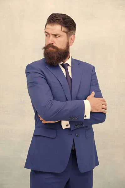 Peluquería y peluquería. Estilo informal de negocios. Dándole confianza al hombre. Traje azul de empleado senior. Brutal hombre barbudo en ropa formal azul. El hombre de negocios tiene barba larga. gran oportunidad para tener éxito —  Fotos de Stock