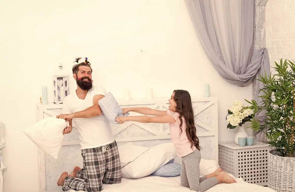 Familia feliz de la hija y el papá jugando y luchando con almohadas que se divierten juntos, felicidad — Foto de Stock