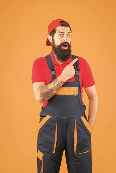 Hombre maduro trabajador con barba desgaste uniforme, señalando el dedo — Foto de Stock