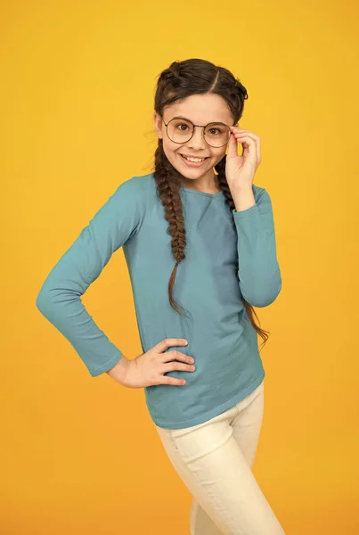 Admite que precisas de óculos. garoto olhando inteligente fundo amarelo. Emoções positivas. O miúdo usa óculos por causa da má visão. menina feliz em óculos. bela menina sorridente com penteado elegante — Fotografia de Stock