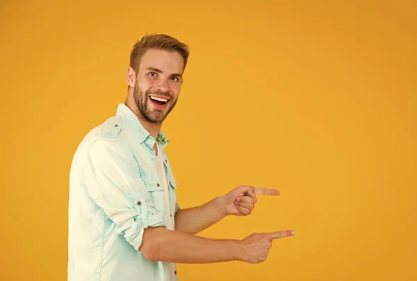 Glad pojke med trendig frisyr presentera produkt. Snygg, orakad man med borst som pekar finger. manlig sommar avslappnad mode stil. Glad kille har putsat håret. mänskliga känslor. kopieringsutrymme — Stockfoto