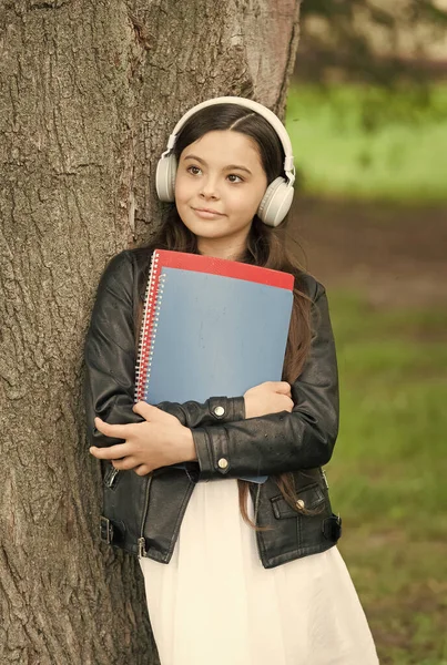 Dziewczyna słuchając audio nosić podręczniki relaksujące tło parku, Koncepcja bibliotek playlist — Zdjęcie stockowe