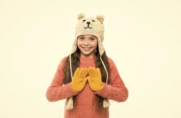 Cálida y acogedora. Todo lo que necesitas son guantes. aspecto perfecto para el clima frío. últimas tendencias para este invierno. niño feliz usar prendas de punto. Me encanta tejer. en estado de ánimo navideño. niña pelo largo aislado en blanco — Foto de Stock