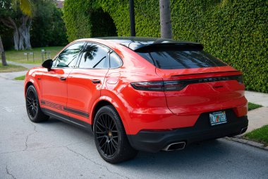 Palm Beach, Florida USA - 21 Mart 2021: Porsche Cayenne Coupe. arka plan.