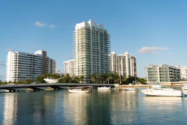 Miami, ABD 'de denizden görülen kıyı metropolünün modern şehir mimarisi