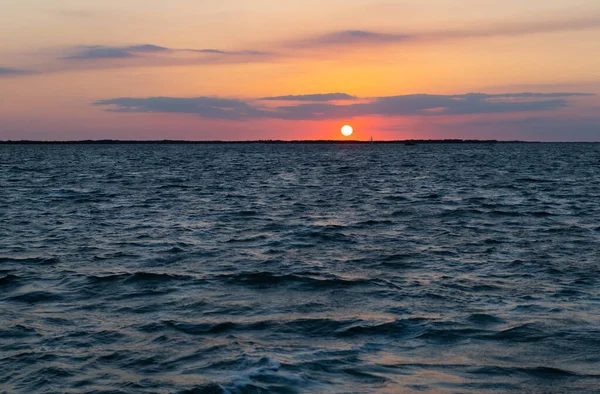 İnanılmaz gün batımı deniz manzarası bulutlu dramatik gökyüzü ufukta gemiler, romantik manzara.