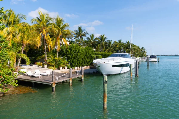Luksusowy jacht zacumowany przy prywatnym cumowaniu w tropikalnym kurorcie morskim w Miami, USA — Zdjęcie stockowe