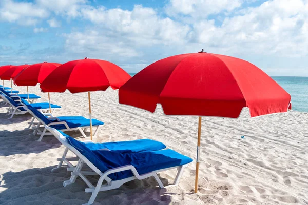 Sun and sea. Sunloungers and beach umbrellas in Miami, USA. Beach furniture. Summer vacation — Stock Photo, Image