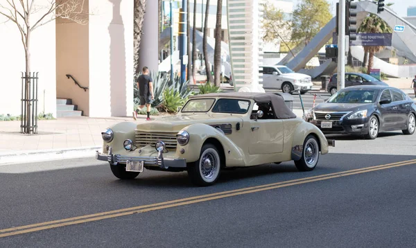 Long Beach, Californië Verenigde Staten - 12 april 2021: antiek beige retro vintage auto cabriolet hoekaanzicht. — Stockfoto