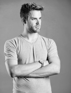 Dahice mekanik saat mekanizması ile çalışıyor. Saat tamiri. Dakik ol. Yakışıklı hippi kol saati takan bir adam. Pahalı bir aksesuar. Kendine güvenen maço lüks saat mavi arka plan