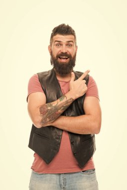 Şuna bir bak. Sakallı hippi vahşi adam. Ürün tavsiye konsepti. Berber dükkanı ve sakal bakımı. Bıyık ve sakal stili. Moda modası sakal tımar etme. İşaret parmağıyla işaret eden adam.