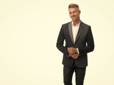 Resmi her zaman akıllıca bir seçimdir. Formalite konusunda kıdemli yönetici. Resmi biçim giyiliyor