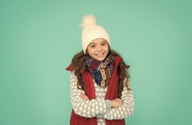 Mutlu yüzlü çocuk mutluluğu hisset ve kutlamaya hazır ol Noel ve yeni yıl tatili, çocukluk mutluluğu