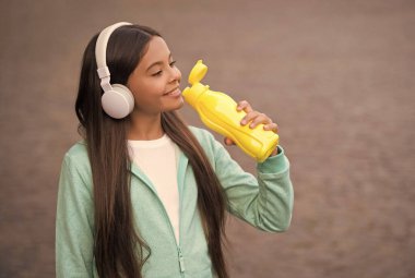 Çocuk sağlıklı yaşam tarzı ve su için plastik şişeden maden suyu içiyor, çocukluk.