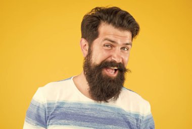 Kuaför salonu. Süslü bıyık. Erkek portresi. Yaz stili. Sakallı, şık, sarı sakallı bir adam. Berber ipuçları. Şık sakal ve bıyık. Hippi tarzı. Sakal modası. Berber hizmetleri