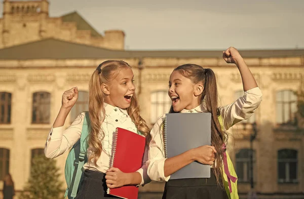 Atrévete a ganar. Felices ganadores celebran al aire libre. Las chicas felices hacen un gesto ganador. Ganadores del concurso escolar. Celebrando la victoria o el éxito. Campeones supremos. Encantado de anunciar a los ganadores — Foto de Stock