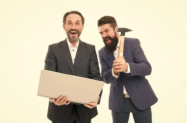 Às vezes, só temos de descontrair. Gerentes loucos atingiram laptop com martelo. Empresários brutais com um ar louco. Homens barbudos de humor louco. Ideia maluca. Sofrendo de estresse — Fotografia de Stock