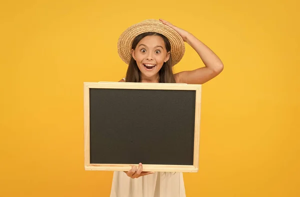 À faire avant les vacances d'été. Fille tenir un espace de copie de tableau. Informations utiles. Clubs d'été pour enfants. Chapeau de paille enfant informant les événements estivaux. Idées de loisirs. Voyage d'été. Offre incroyable — Photo