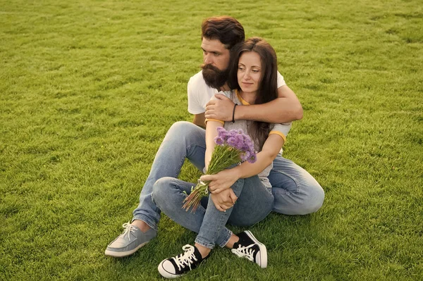 Durante actividades recreativas al aire libre. Pareja en el amor sentarse en césped verde al aire libre. Vacaciones de verano. Disfrutando del aire fresco al aire libre. Descanso y relajación. Recreación al aire libre saludable. Verano. —  Fotos de Stock