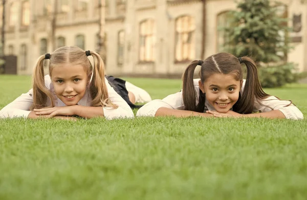 Schoolvrienden formele kleding ontspannen op groen gras, moeder volwassen concept — Stockfoto